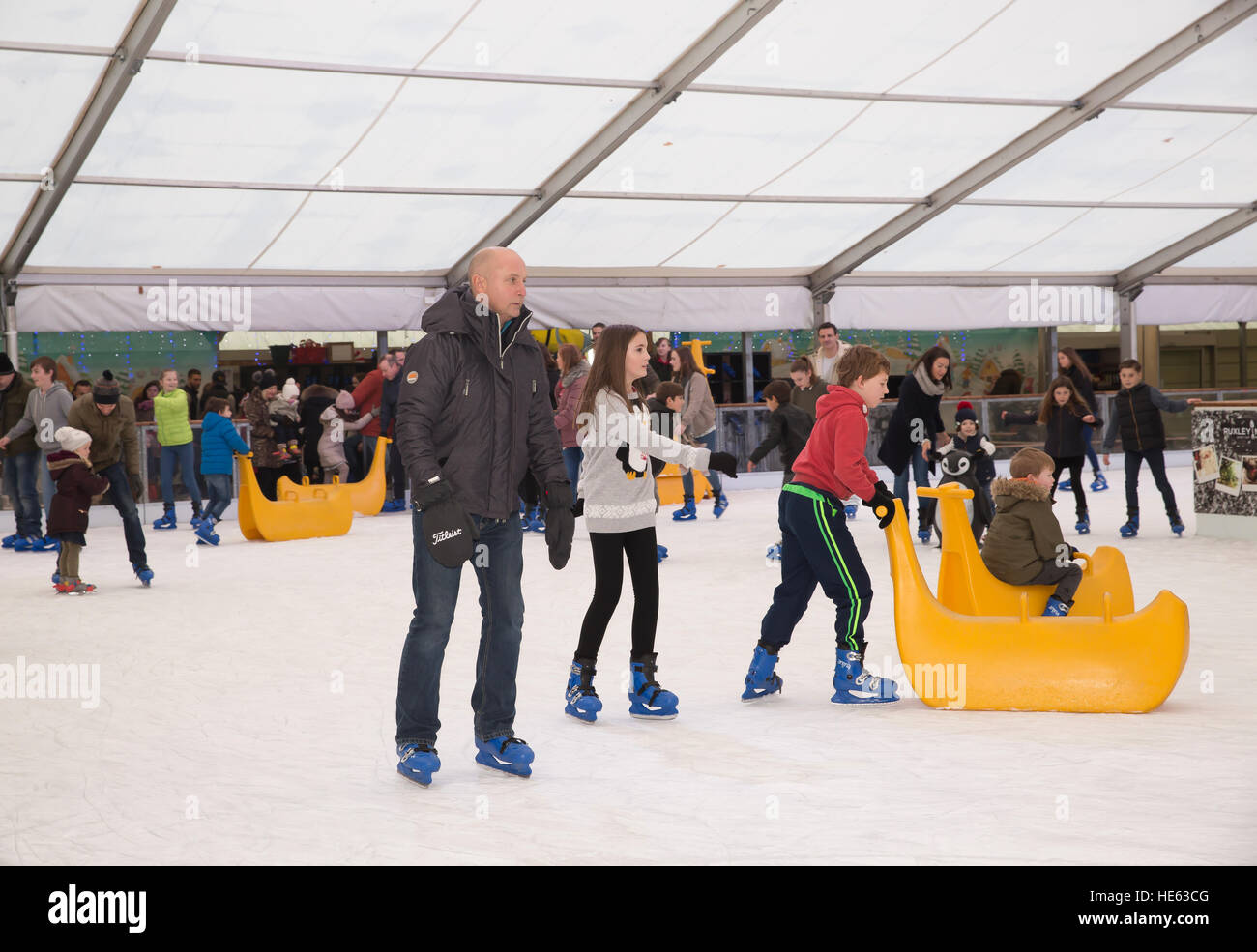 Sidcup, UK. 18th Dec, 2016. Families ice skate and enjoy the Festive