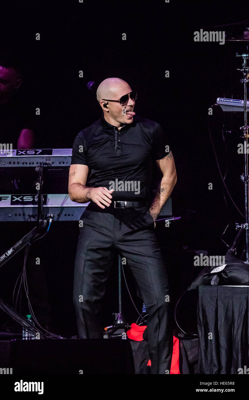 Back up dancers and singer hi-res stock photography and images - Alamy