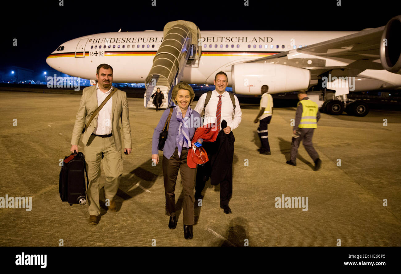 Abuja, Nigeria. 18th Dec, 2016. German Defence Minister Ursula von der Leyen (CDU, c) leaves the German Luftwaffe Aibus 340 with members of the Bundestag parliament Florian Hahn (l, CSU) and Henning Otte (r, CDU) at Nnamdi Azikiwe International Airport in Abuja, Nigeria, 18 December 2016. The aircraft was unable to contine the journey due to a defect. Photo: Kay Nietfeld/dpa/Alamy Live News Stock Photo