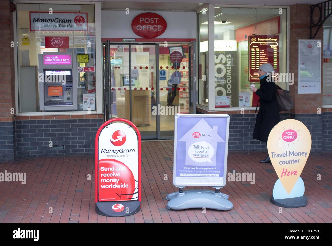 Reading, UK. 19th Dec, 2016. Reading Post Office open despite a strike by CWU workers at Crown