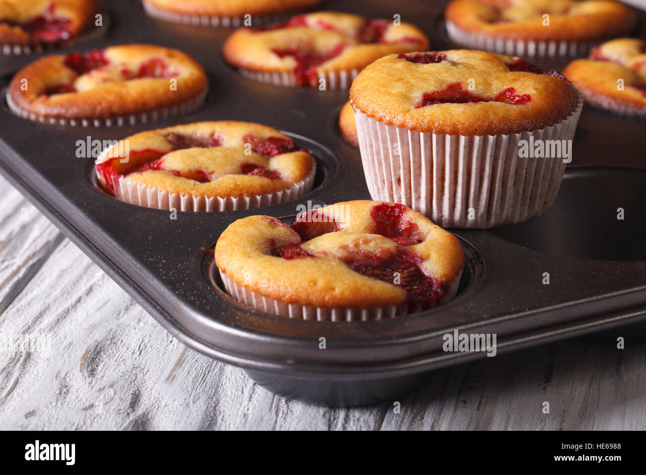 https://c8.alamy.com/comp/HE6988/homemade-muffins-with-fresh-strawberries-close-up-in-baking-dish-horizontal-HE6988.jpg