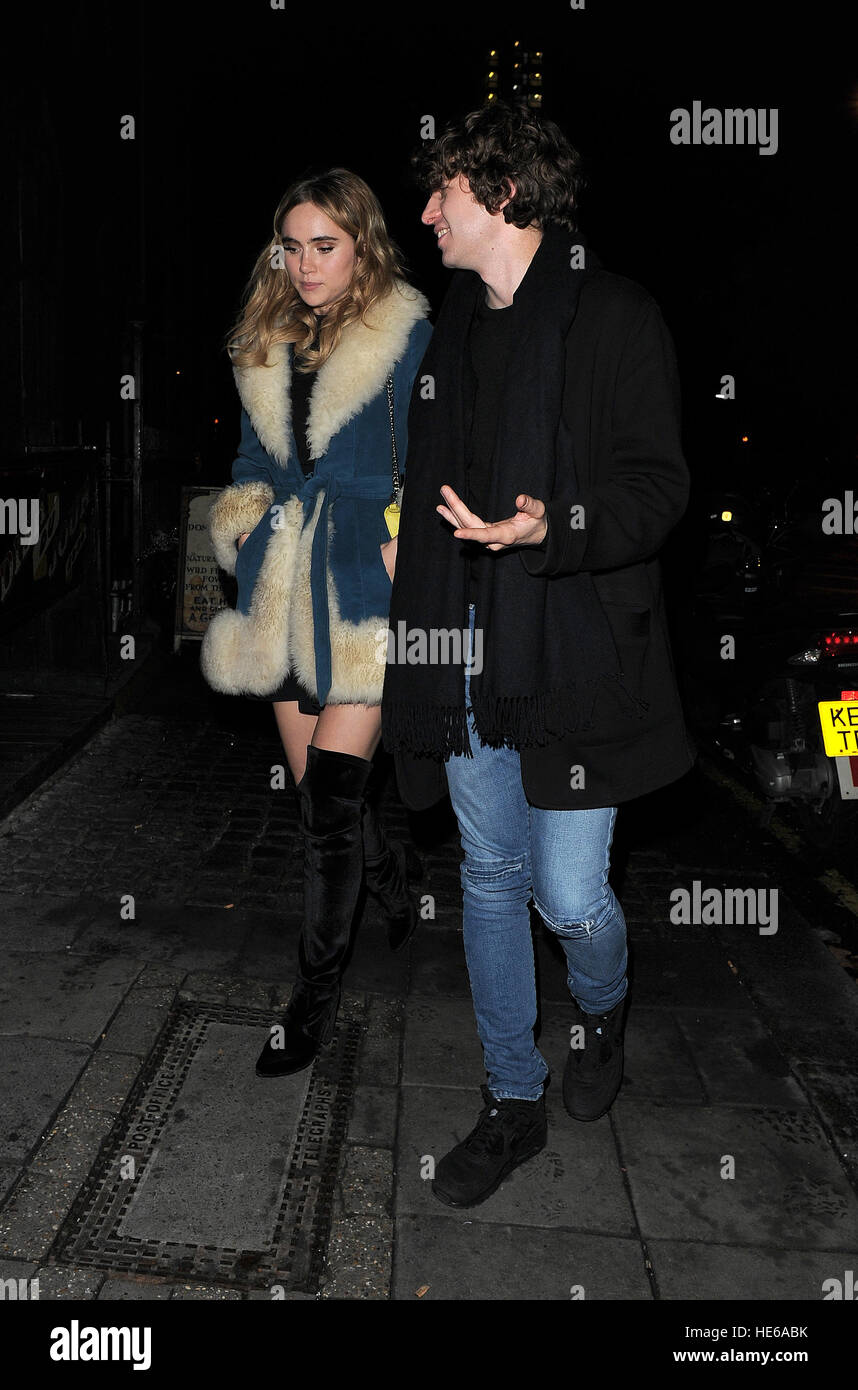 Suki Waterhouse Leaves The Cow Pub In Notting Hill With A Mystery
