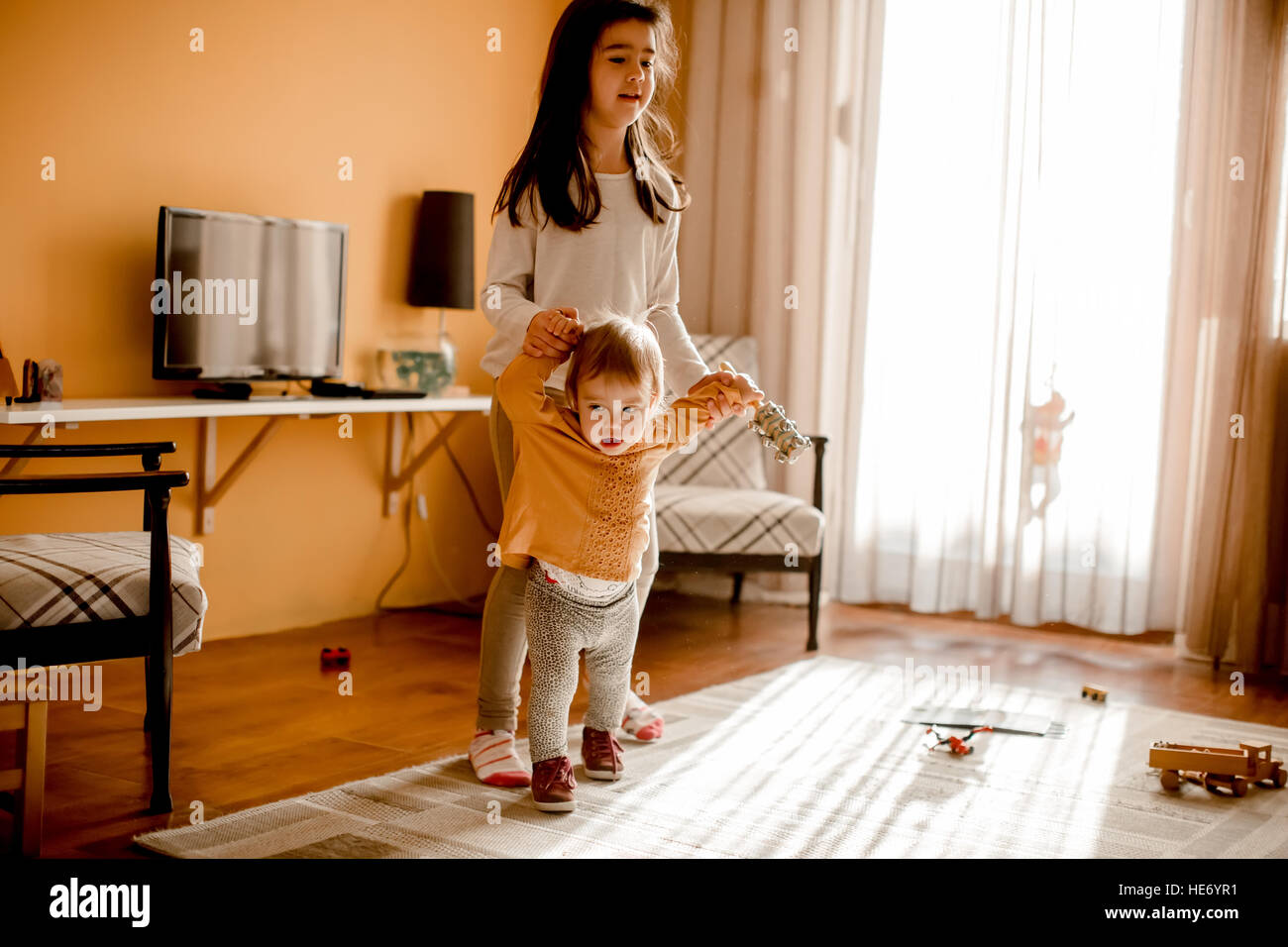 Sister to walk. Sister helping to walk. и иду с сестрой. Sister to walk. помогите сестре.