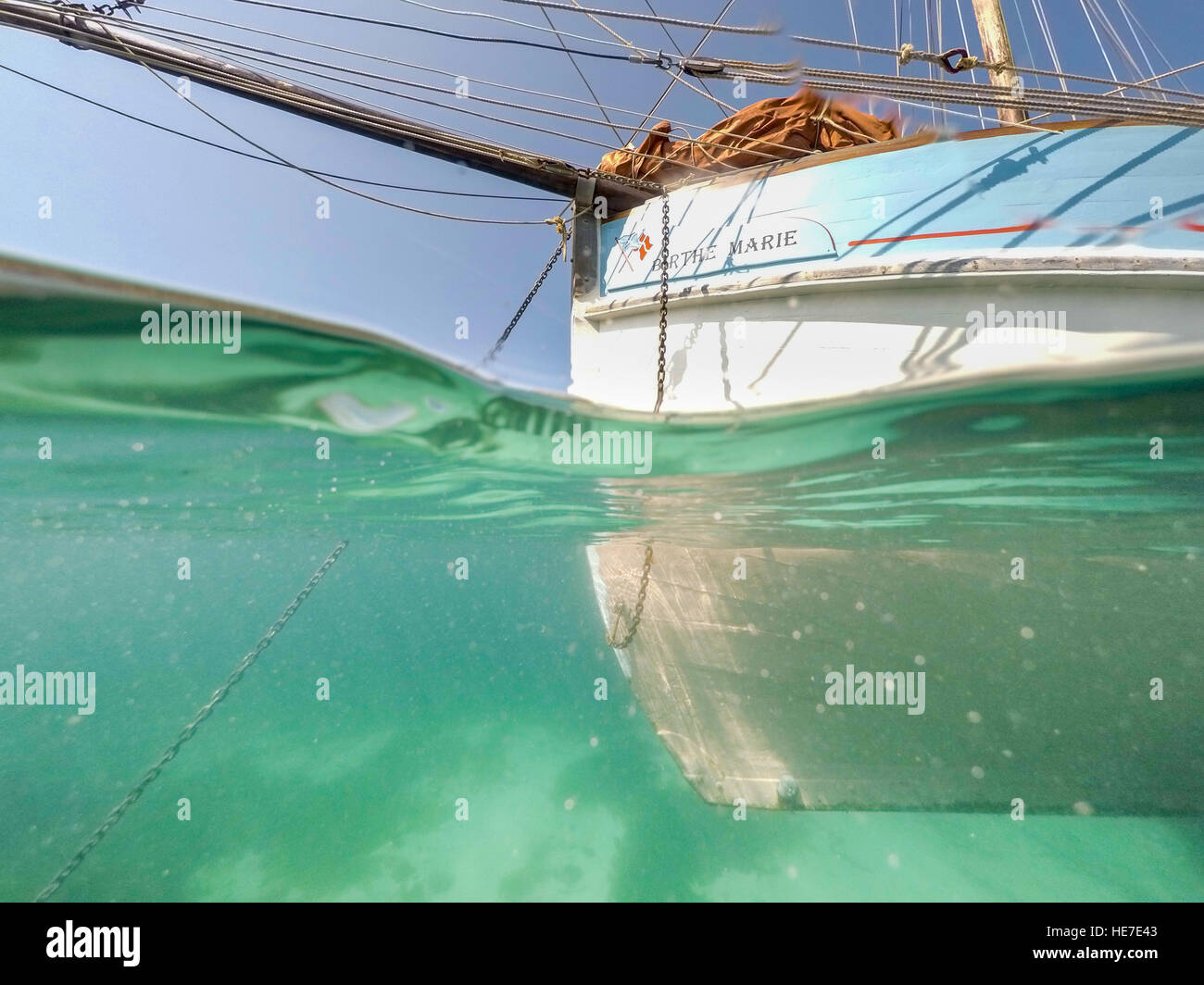 Anchor underwater boat hi-res stock photography and images - Alamy