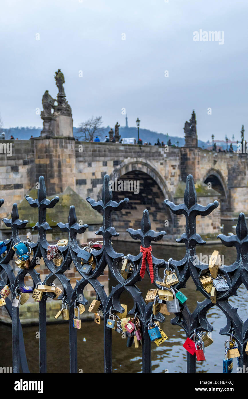 Liebesschlösser auf der Karlsbrücke in Prag, Tschechische Republik, Europa Stock Photo