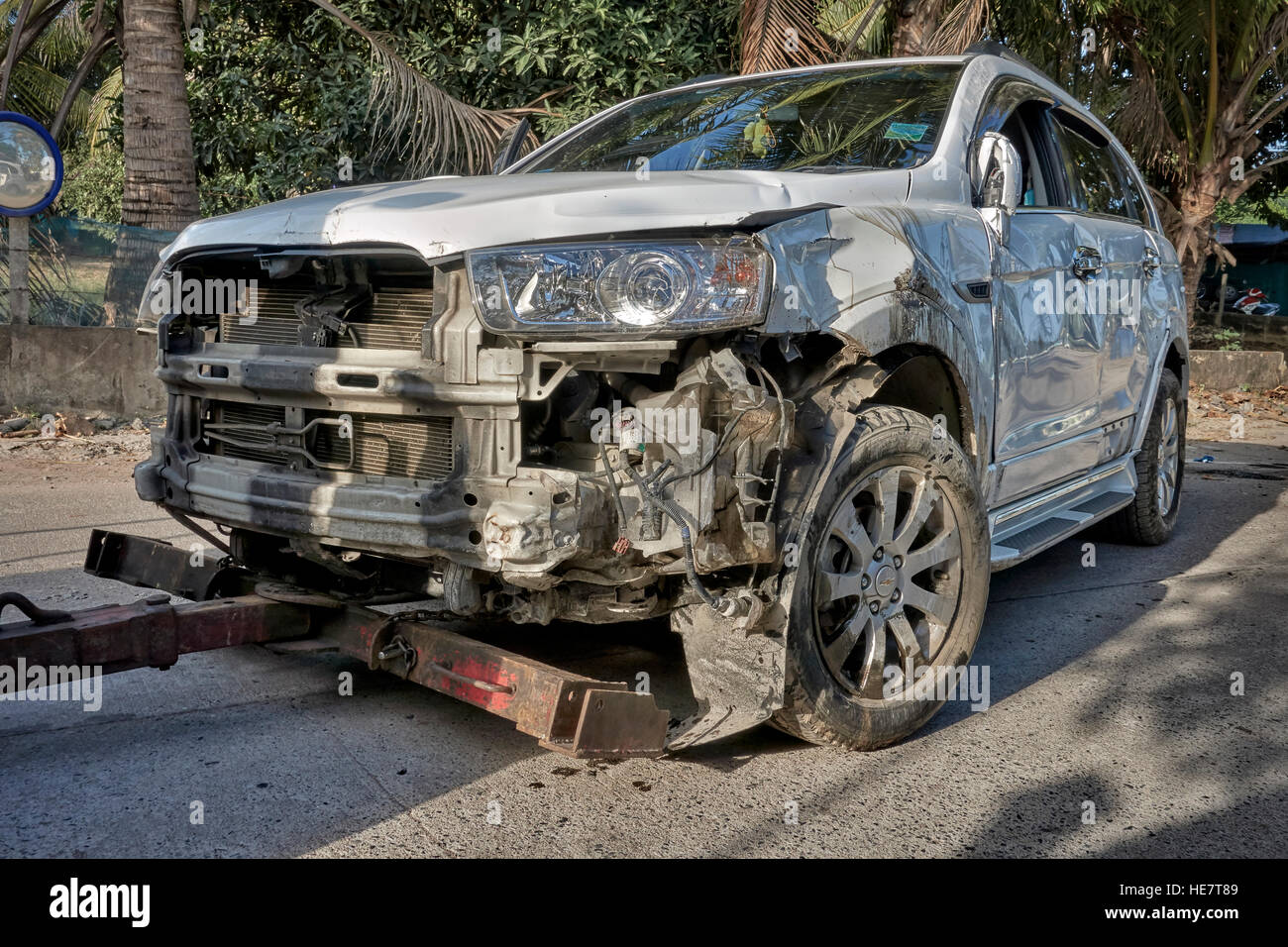 Accident car being towed away hires stock photography and images Alamy