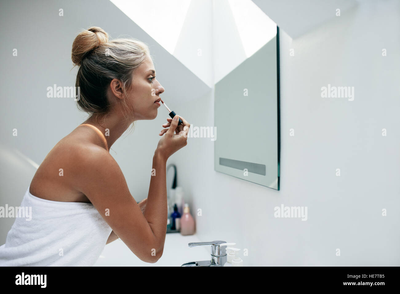 Woman putting on makeup hi-res stock photography and images - Alamy