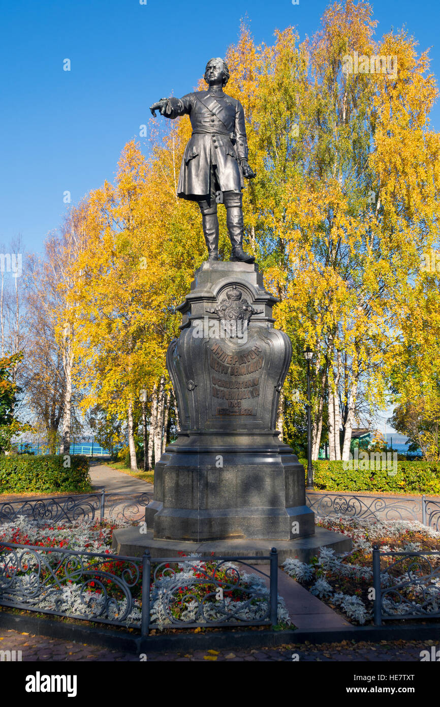 Peter the Great, the founder of Petrozavodsk, on the Onezhskaya Embankment. Autumn leaves reinforce a sense of the greatness Stock Photo