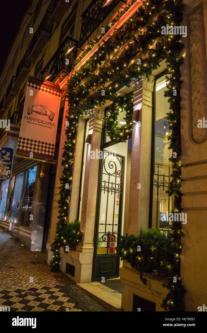 Pastel de nata (custard tart with cinnamon and nutmeg), served with