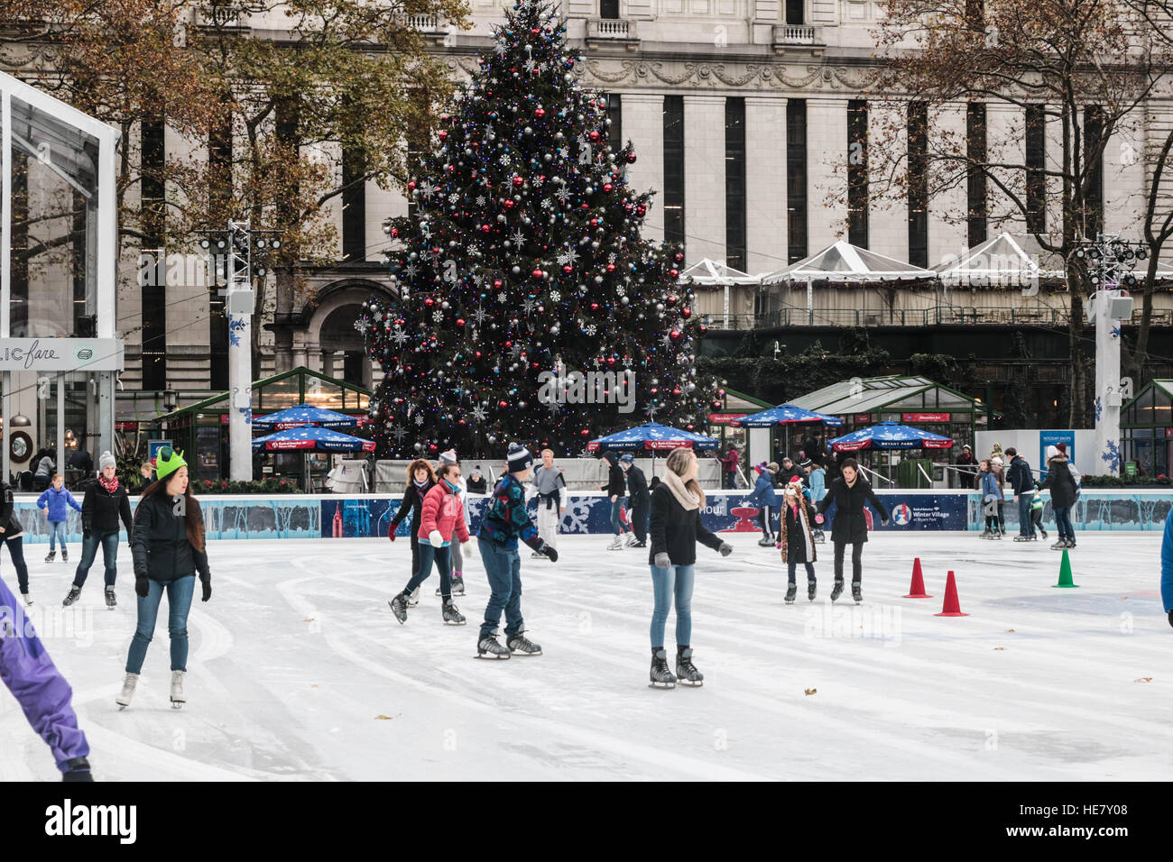 Bryant Park Skating Rink and Christmas Tree Stock Photo Alamy