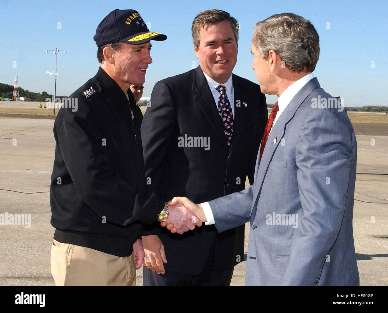 U.S. President George W. Bush greets U.S. Atlantic Fleet Commander Robert Natter (left) and Florida Governor Jeb Bush (middle) upon arriving at the Naval Station Mayport February February 13, 2002 in Jacksonville, Florida. Stock Photo