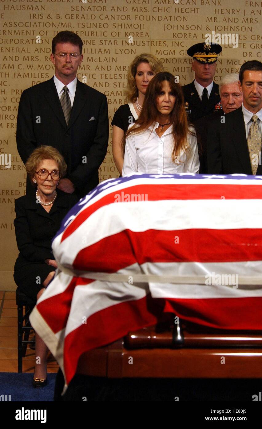 Former U.S. First Lady Nancy Reagan and family surround the casket of former U.S. President Ronald Reagan to pay their respects at the Ronald Reagan Presidential Library June 7, 2004 in Simi Valley, California. Stock Photo