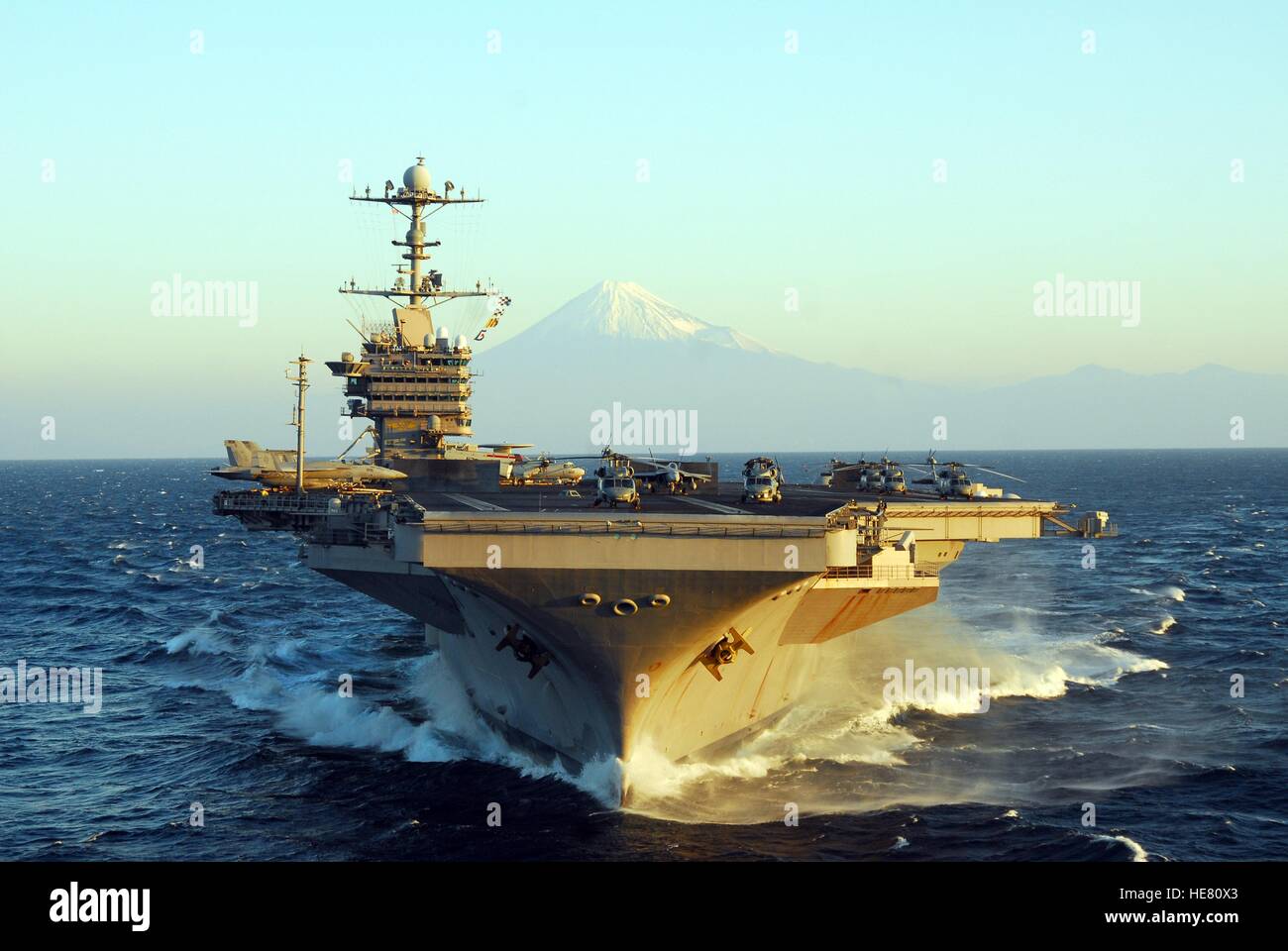 The USN Nimitz-class aircraft carrier USS George Washington steams underway with the Mt. Fuji range in the background November 21, 2009 in the Pacific Ocean. Stock Photo