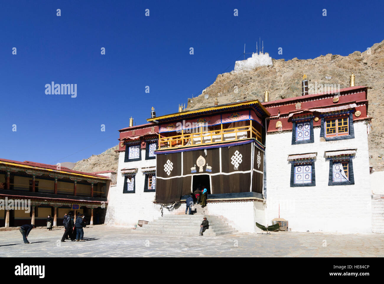 Dagtse: Sanga Monastery below the Dagtse Dzong (castle), Tibet, China Stock Photo