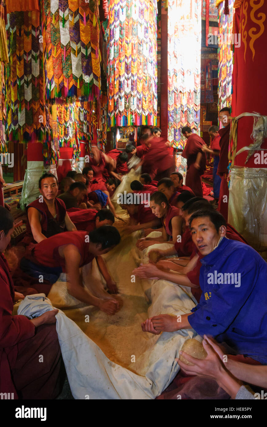 Lhasa: Monastery Drepung; Main Assembly Hall Tshogchen Dukhang; Monks form tibetan New Year from Tsampa (roasted barley flour mixed with butter and bu Stock Photo
