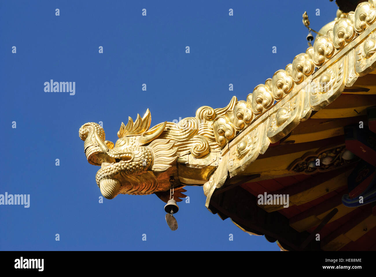 Shigatse (Xigaze): Tashilhunpo Monastery (seat of the Panchen Lama); Kelsang Temple; Dragon head on the roof, Tibet, China Stock Photo