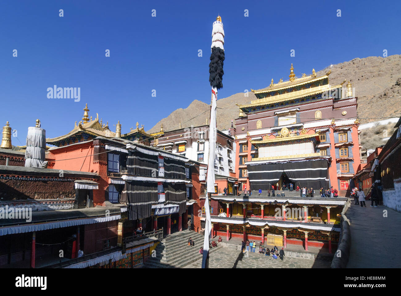 Shigatse (Xigaze): Tashilhunpo Monastery (seat of the Panchen Lama); Kelsang  Temple; Darchen (flag mast) in the courtyard, Tibet, China Stock Photo -  Alamy