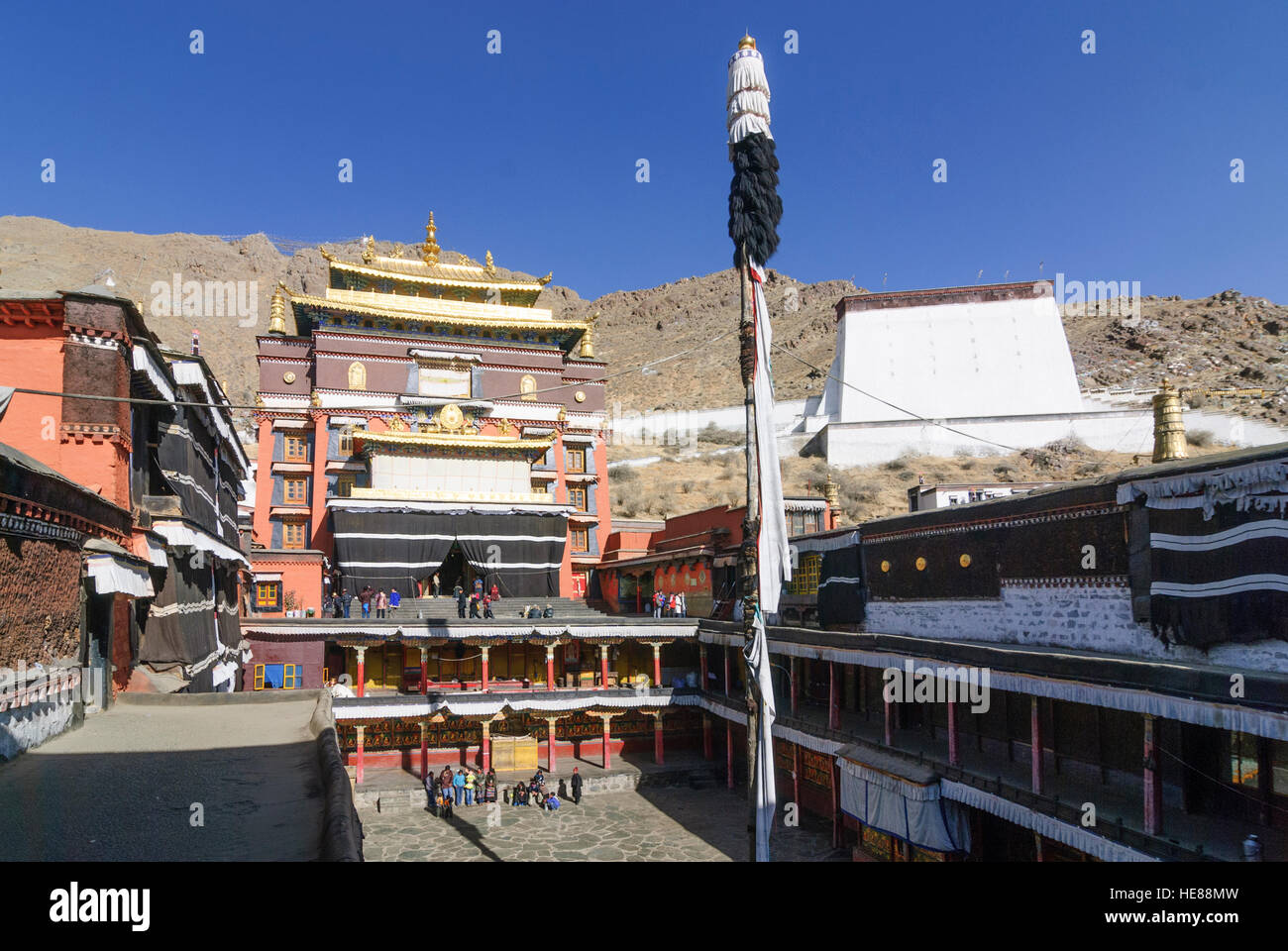 Shigatse (Xigaze): Tashilhunpo Monastery (seat of the Panchen Lama); Kelsang Temple; Darchen (flagpast) in the inner courtyard and Thangka (Rollbild) Stock Photo