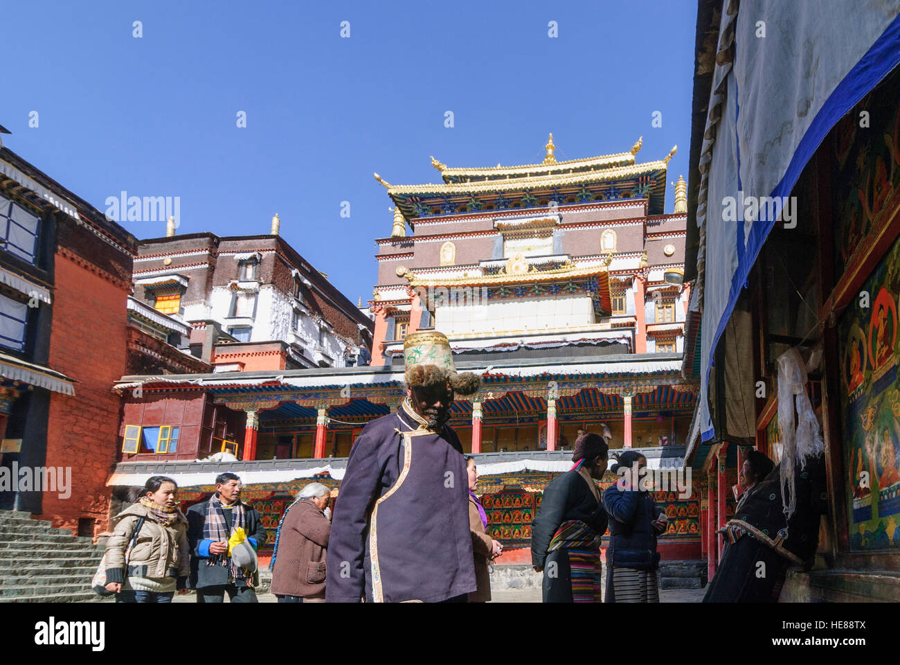 Shigatse (Xigaze): Tashilhunpo Monastery (seat of the Panchen Lama); Courtyard of the Kelsang Temple; pilgrim, Tibet, China Stock Photo