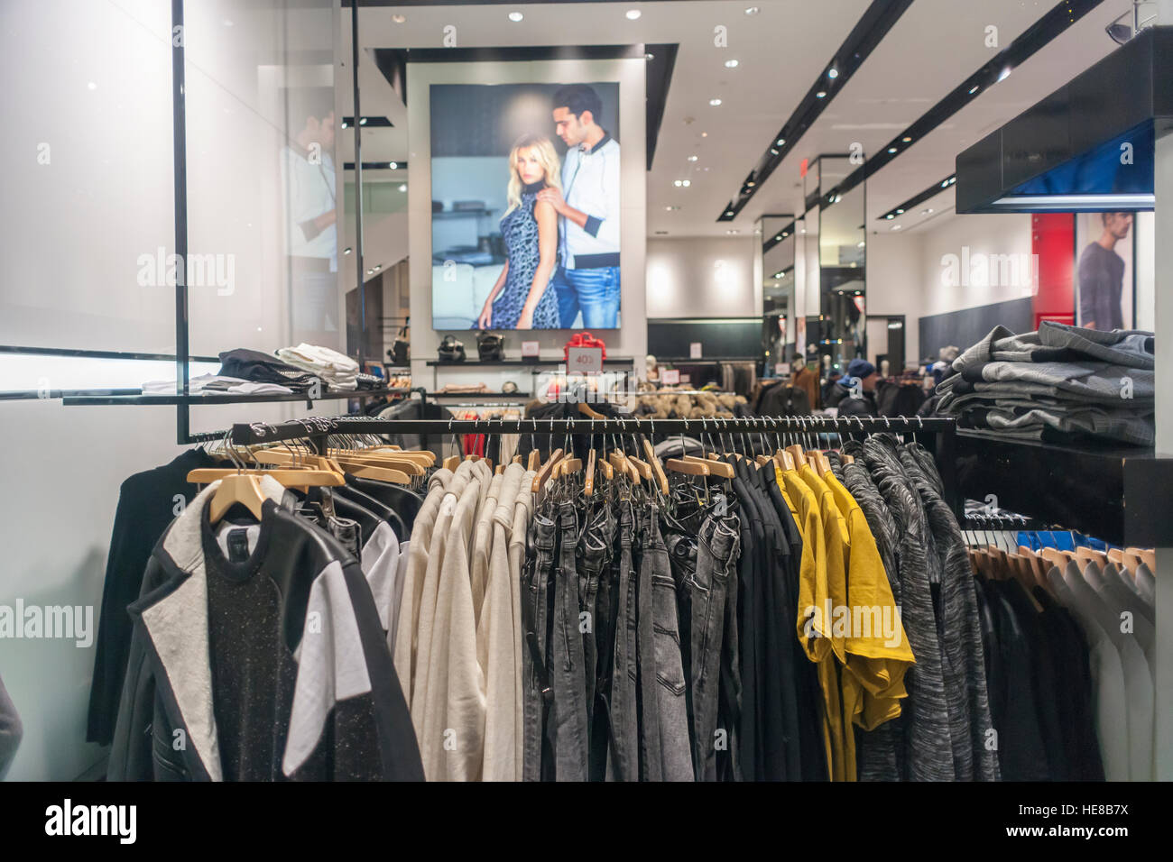 mesterværk hoppe Magtfulde Guess store on Fifth Avenue in Midtown Manhattan in New York on Tuesday,  December 13, 2016. (© Richard B. Levine Stock Photo - Alamy