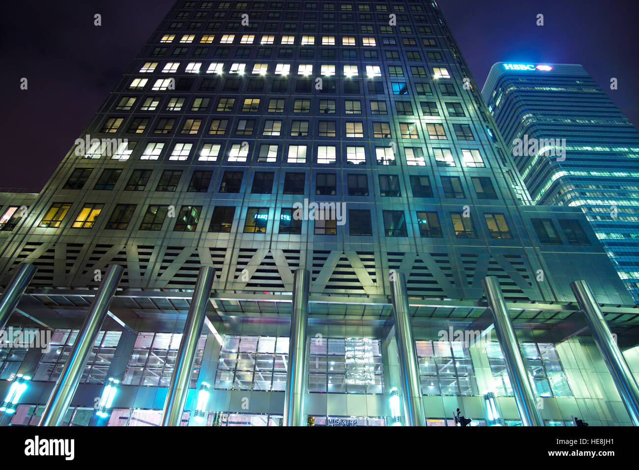The modern buildings at Canary Wharf in London - great night view Stock ...