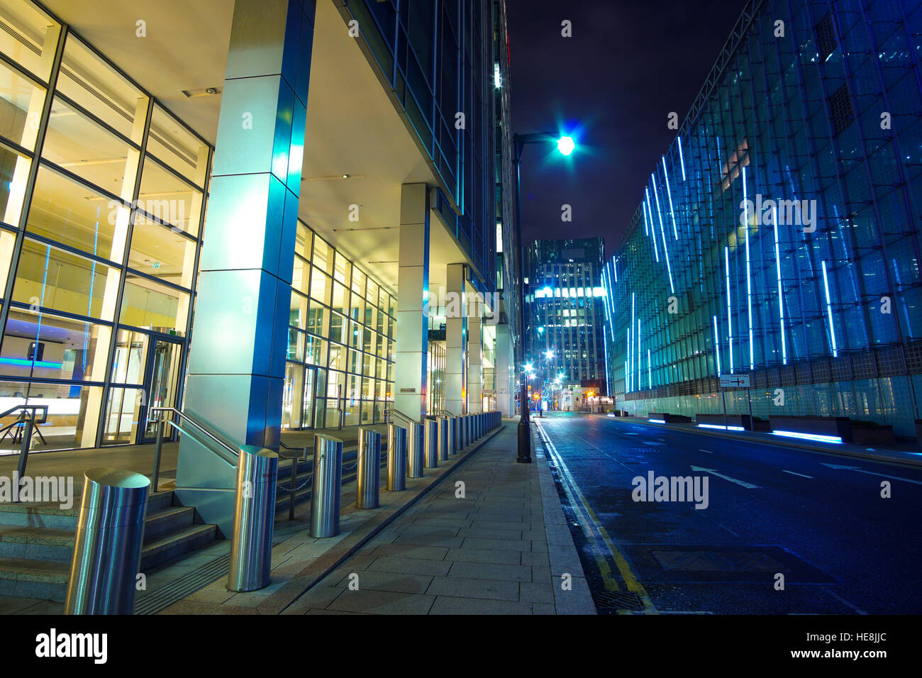 Amazing canary wharf street view hi-res stock photography and images ...