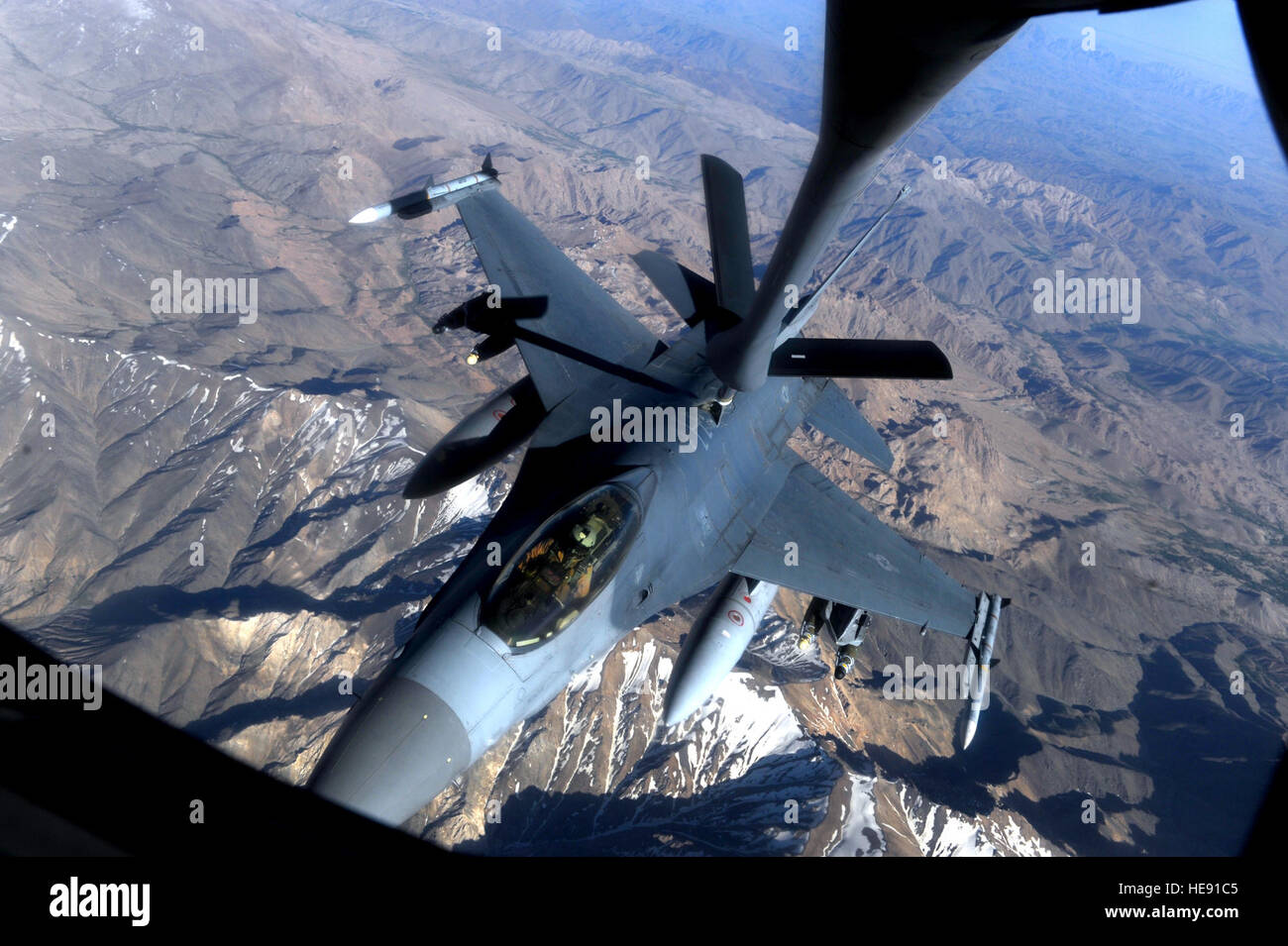 A F-16 Fighting Falcon, from the 555th Expeditionary Fighter Squadron, maneuvers into position to be refueled by a KC-135 Stratotanker, from the 340th Expeditionary Air Refueling Squadron, during an air refueling mission in the skies of Afghanistan supporting Operation Enduring Freedom, May 12, 2011.  Master Sgt. William Greer) Stock Photo