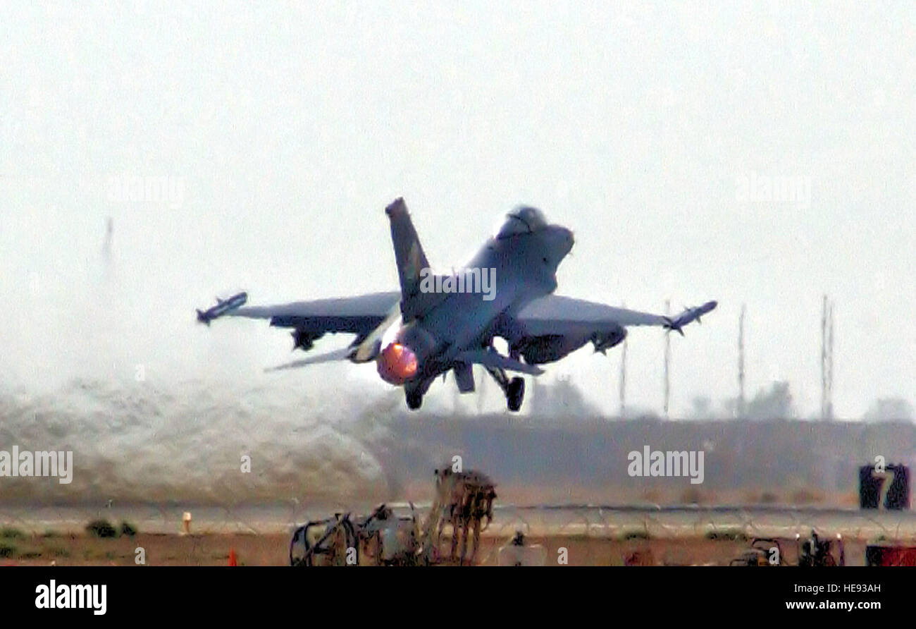 BALAD AIR BASE, Iraq -- An F-16 Fighting Falcon takes o Stock Photo - Alamy