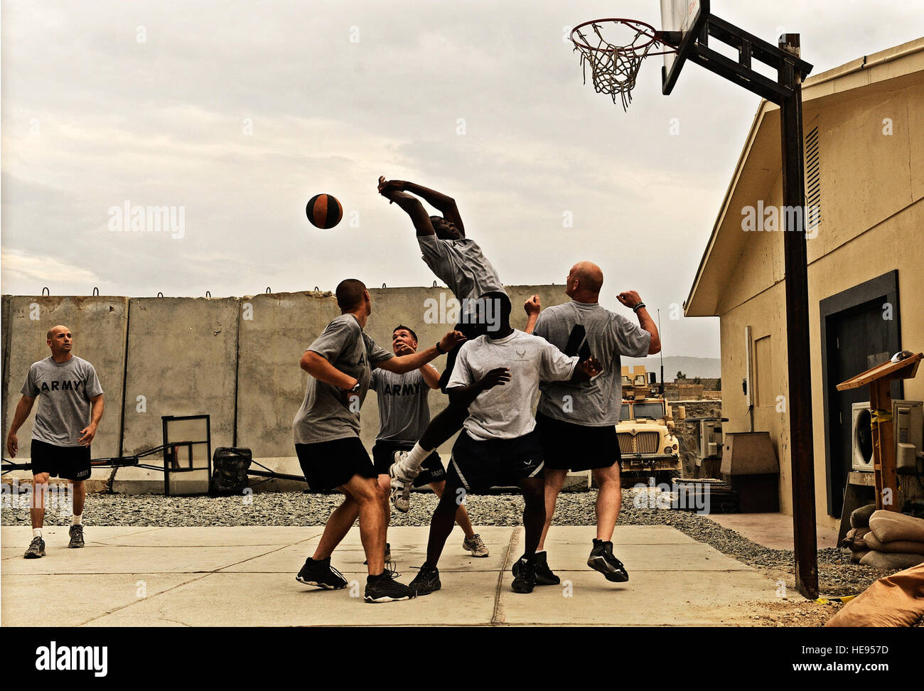 Pick up basketball team playing hires stock photography and images Alamy