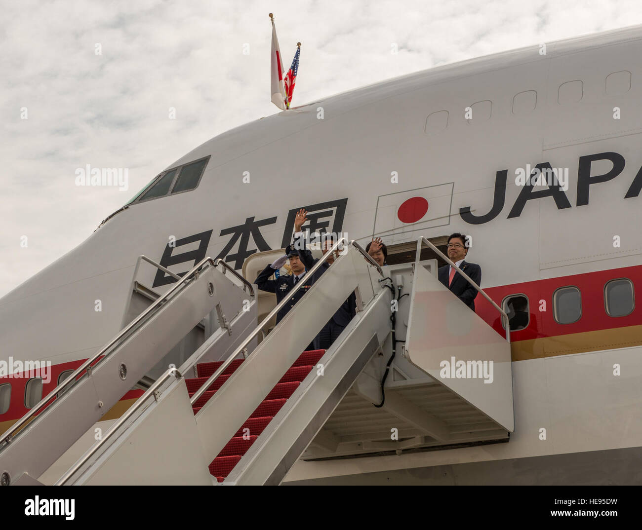 Japanese Prime Minister Shinzō Abe and his wife, Akie Abe, wave goodbye