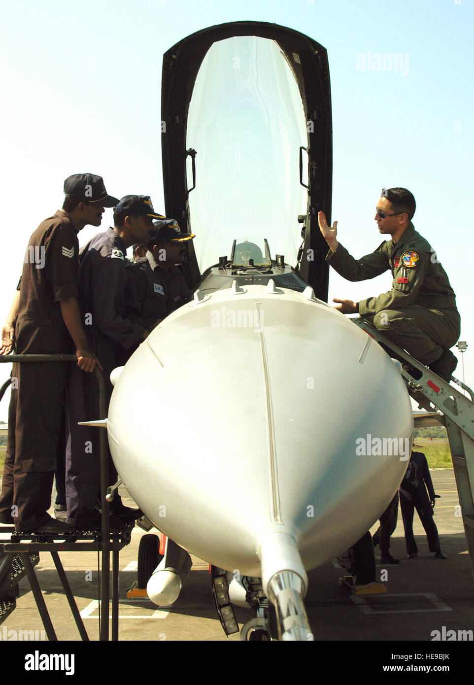 KALAIKUNDA AIR STATION, India (AFPN) -- Capt. Kevin Jones gives a cockpit tour to Indian Air Force airmen during Cope India 2006. Currently, the U.S aircraft have flown 113 sorties with the Indian air force. Captain Jones is an F-16 Fighting Falcon pilot from the 13th Fighter Squadron, Misawa Air Base, Japan.  Tech Sgt. Martin Jackson) Stock Photo