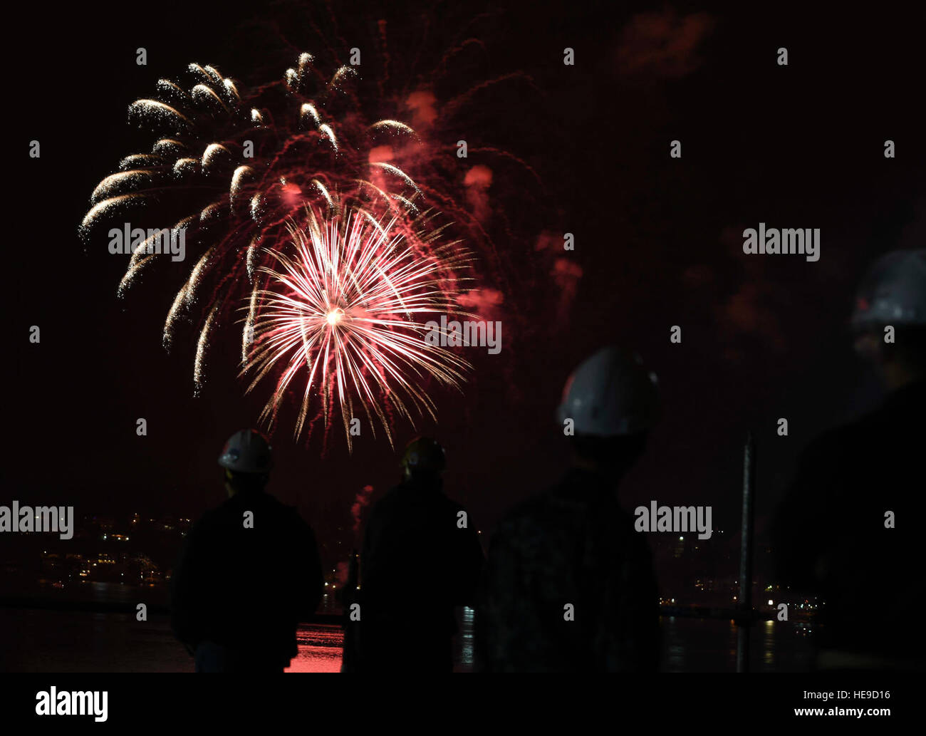 NAVAL BASE KITSAPBREMERTON, Wash. (July 4, 2016) Sailors observe a