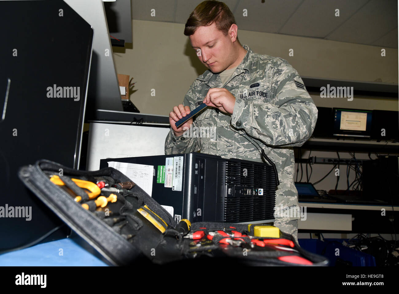 Us air force personnel on computers hi-res stock photography and images ...