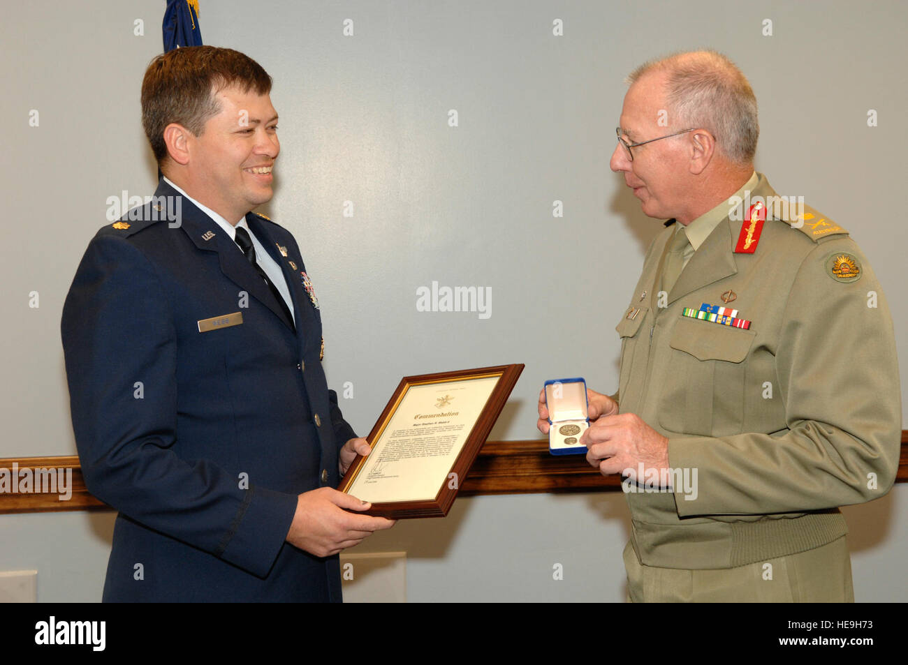 Australian Army Lt. Gen. David Hurley presents the Capability Development Group Commendation Award to Maj. Steven Webb on behalf of the Australian Department of Defense Dec. 11 at the Pentagon. Major Webb, an international affairs officer, received the award for his successful efforts in helpign bring the C-17 Globemaster III to the Australian fleet. Tech. Sgt. Cohen Young) Stock Photo