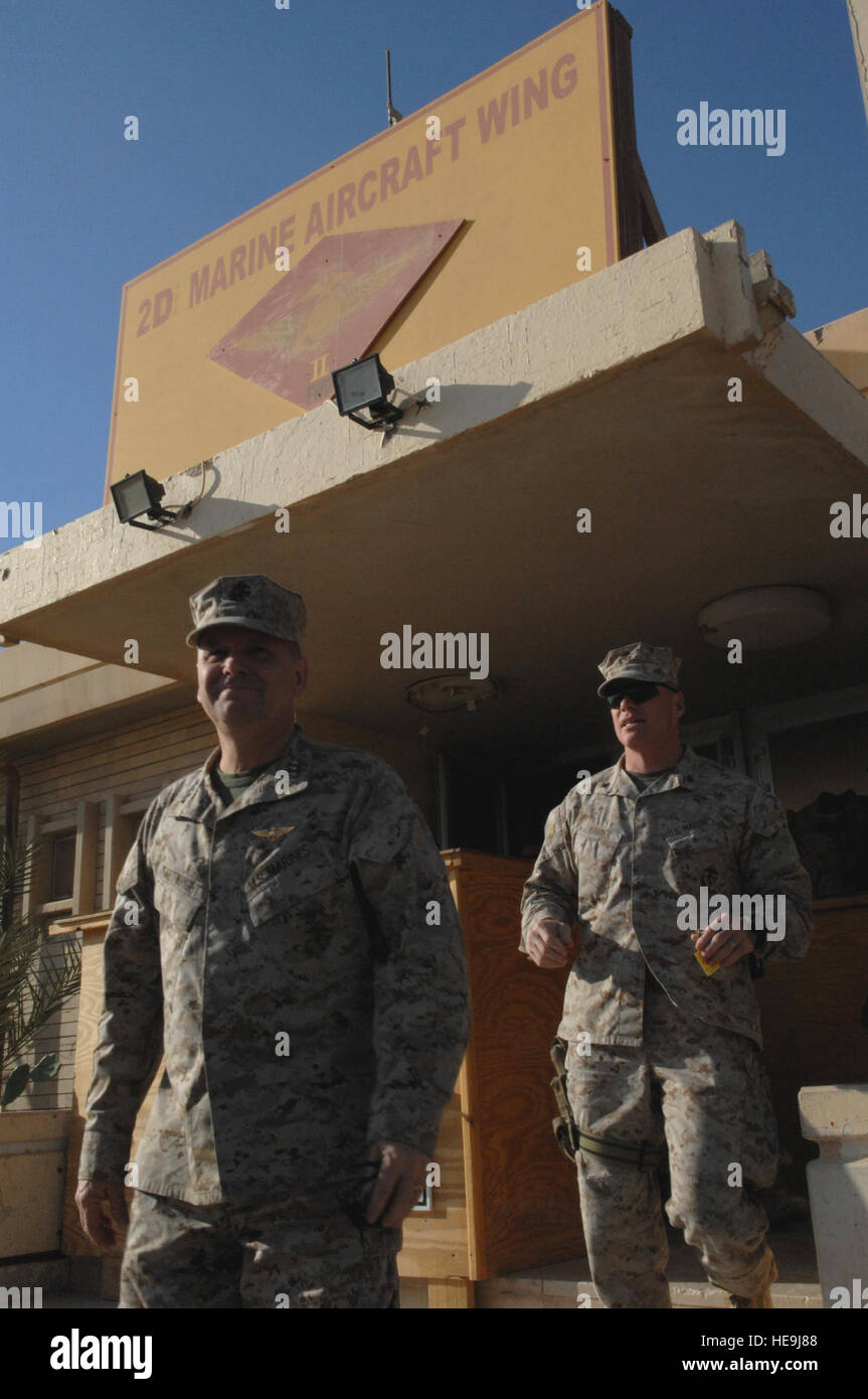 Marine Corps Gen. James E. Cartwright, vice chairman of the Joint Chiefs of Staff, leaves the 2nd Marine Aircraft Wing (Forward) at Al Asad Air Base, Iraq, Nov. 22, 2007. Cartwright traveled to Iraq to spend Thanksgiving with the troops.  Tech. Sgt. Adam M. Stump, U.S. Air Force. (Released) Stock Photo