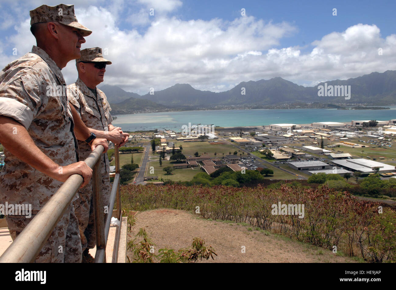 Vice Chairman of the Joint Chiefs of Staff Marine Gen. James E. Cartwright, right, and Marine Brig. Gen. McMillian, look out over Marine Corps Air Station Kaneohe, Hawaii, April 21, 2008. Cartwright visited the installation to meet with wounded warriors.  Air Force Tech. Sgt. Adam M. Stump. (Released) Stock Photo