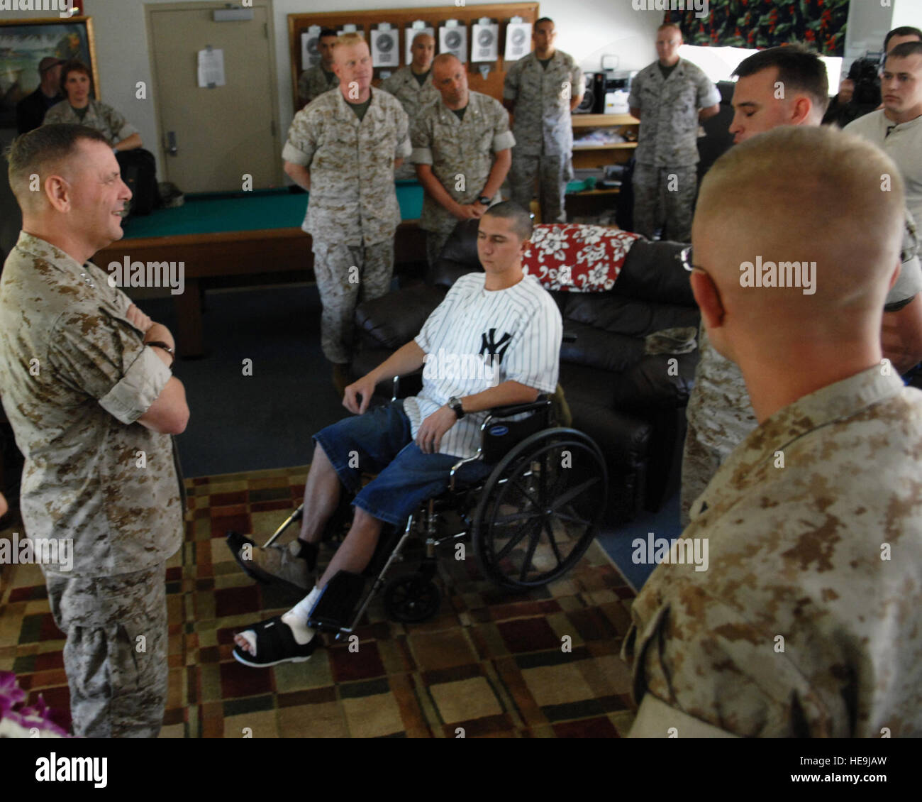 Marine Gen. James E. Cartwright, vice chairman of the Joint Chiefs of Staff, meets with wounded warriors at their barracks at Marine Corps Air Station Kaneohe, Hawaii, April 21, 2008. Cartwright met with wounded warriors to check on their care.  Air Force Tech. Sgt. Adam M. Stump. (Released) Stock Photo