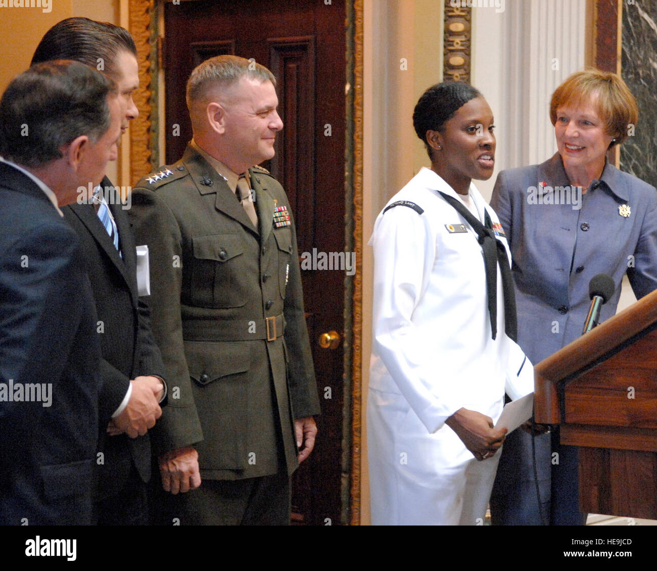 Navy Petty Officer 1st Class Haneefah Collins (in white) speaks to the audience at the USA Freedom Corps President's Volunteer Service Awards presentation May 16, 2008, at the Eisenhower Executive Office Building in Washington. From left, USA Freedom Corps director Henry Lozano, actor Stephen Baldwin, Vice Chairman of the Joint Chiefs of Staff Marine Gen. James E. Cartwright and President's Council on Service and Civic Participation member Mary Jo Myers presented an award to Collins for her volunteer service.  Air Force Tech. Sgt. Adam M. Stump. (Released) Stock Photo