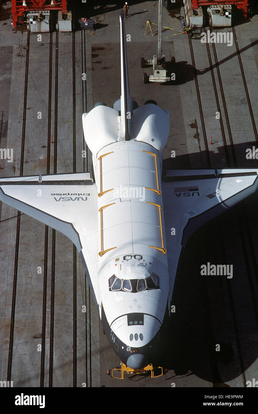 An overhead view of the space shuttle Enterprise moving toward the shuttle  assembly building at Space Launch Complex Six aboard its specially-designed  76-wheel transporter Stock Photo - Alamy