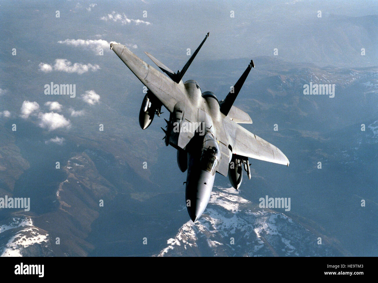 990404-F-0024F-018 An F-15C Eagle breaks away from a KC-135R Stratotanker after in-flight refueling during NATO Operation Allied Force on April 4, 1999.  Operation Allied Force is the air operation against targets in the Federal Republic of Yugoslavia.  The Eagle is armed with AIM-7 Sparrow missiles on the fuselage, AIM-9 Sidewinder missiles on the inboard wing pylon and AIM-120 Advanced Medium Range Air-to-Air Missiles on the outboard wing pylon. F-15C Eagles are flying Combat Air Patrol missions to maintain air superiority and protect aircraft in Allied Force.  The Eagle is from the 48th Fig Stock Photo