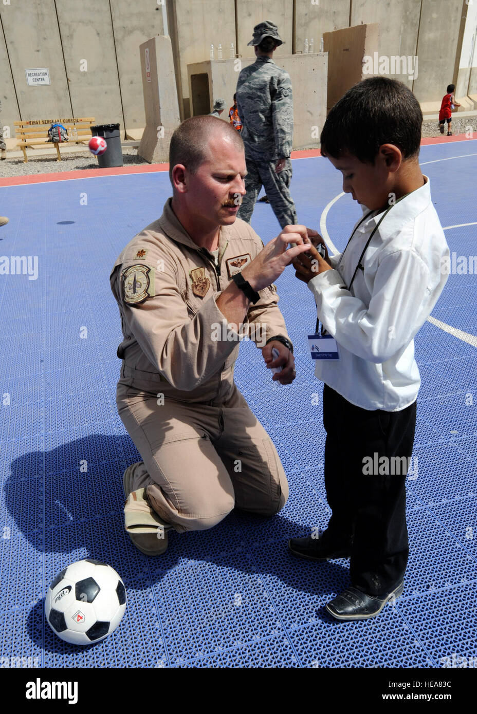 Maj. Matt Russell, 55th Expeditionary Fighter Squadron, teaches an Iraqi boy how to use his digital camera during Iraqi Kids Day at Joint Base Balad, Iraq, June 19. Russell volunteered as a mentor for the event. Iraqi Kids Day serves as part of the ongoing base effort to spread goodwill to the local community. Over 70 children from local villages were bussed on base to play games, share culture and to have a day of fun. : Senior Airman Matthew Coleman-Foster) Stock Photo