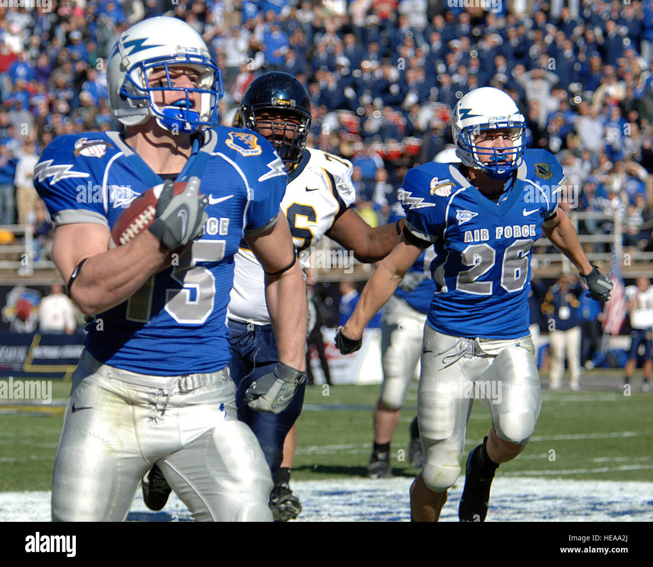 Fort Worth, Texas. - Falcon senior tailback Jim Ollis breaks into the clear during the Bell Helicopter Armed Forces Bowl at Amon G. Carter Stadium Dec 31. Ollis carried 16 times for 101 yards and a touchdown.  The Falcons lost to California 42-36 in their first bowl appearance since 2002 before a bowl record 40,905 fans and a national televisions audience on ESPN.  Air Force photo/Staff Sgt Tim Jenkins Stock Photo