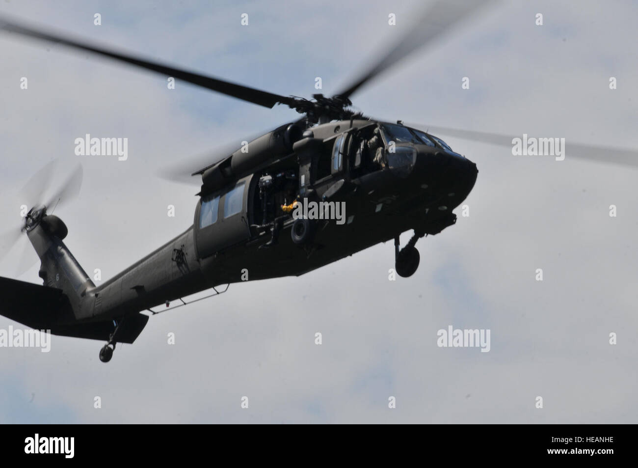 A North Carolina Army National Guard UH-60 Black Hawk helicopter ...