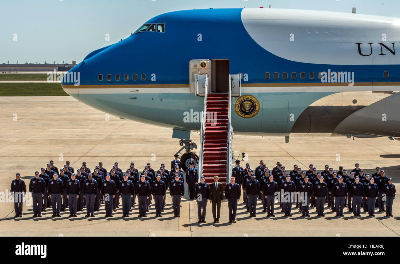 President Barack Obama and Airmen from the Presidential Logistics ...