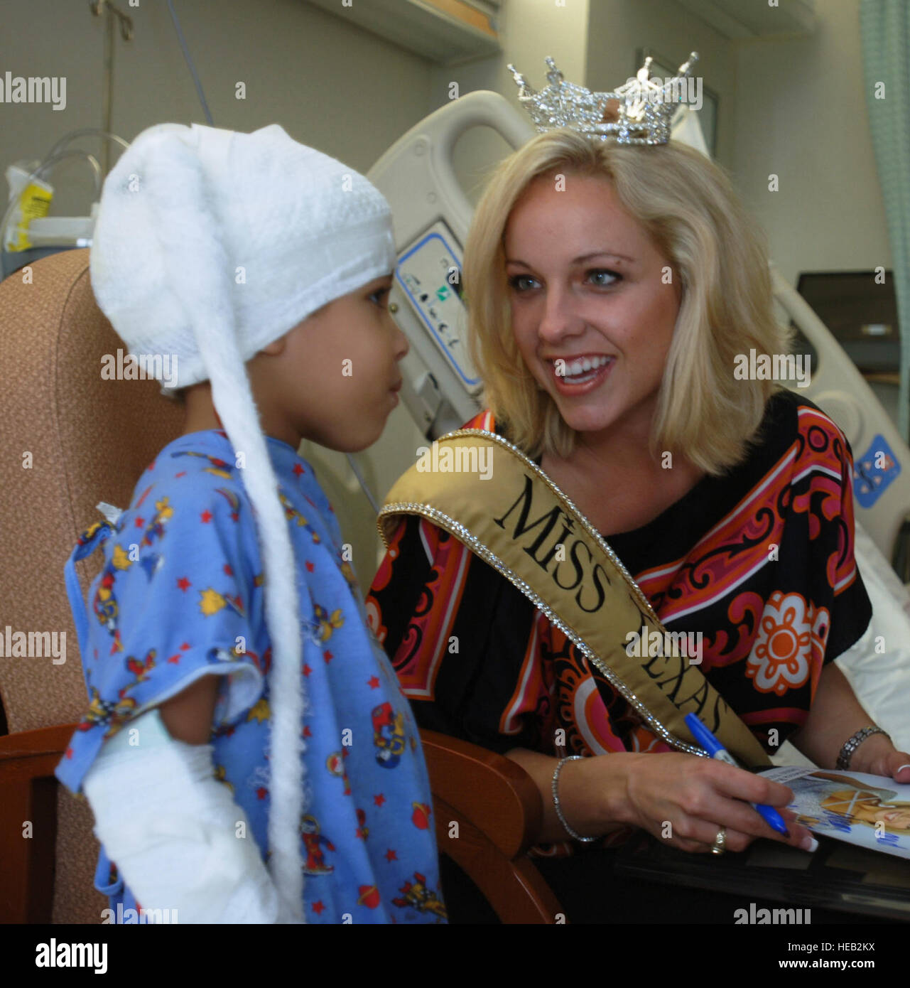 Brooke Daniels, Miss Texas 2009, visits with a young patient on the pediatric ward at Wilford Hall Medical Center, Lackland Air Force Base, Texas, April 24.  The 22-year-old model and communciations major from Sam Houston State University visited several areas of the hospital along with Alanna Sarabia, Miss San Antonio 2009.  Senior Airman Josie Kemp) Stock Photo