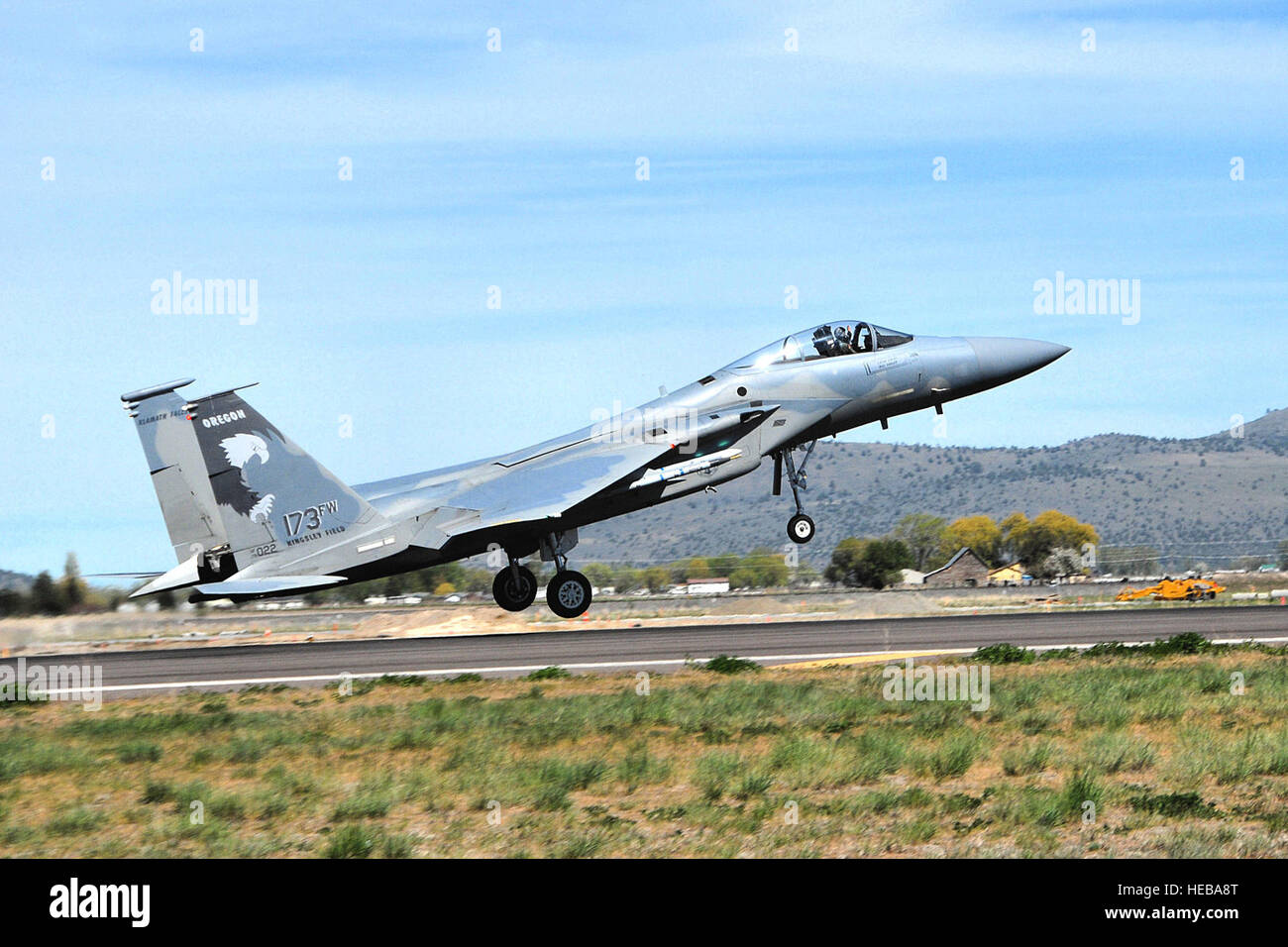 Colonel Tom Schiess, 173rd Fighter Wing Commander, lands an F-15 Eagle on the runway after his final fllight at Kingsley Field,  Klamath Falls, Oregon on May 17, 2008.  Schiesstook his final flight in a n F-15 Eagle as he gives up command of the 173rd Fighter Wing.   Tech. Sgt. Jennifer Shirar, Released) Stock Photo