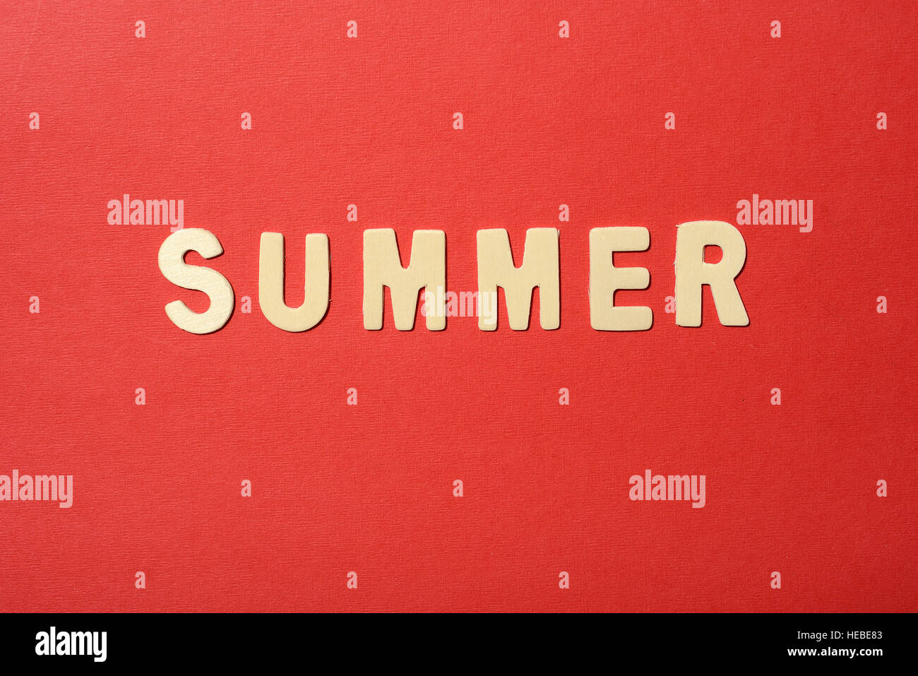 Summer text on red paper background Stock Photo - Alamy