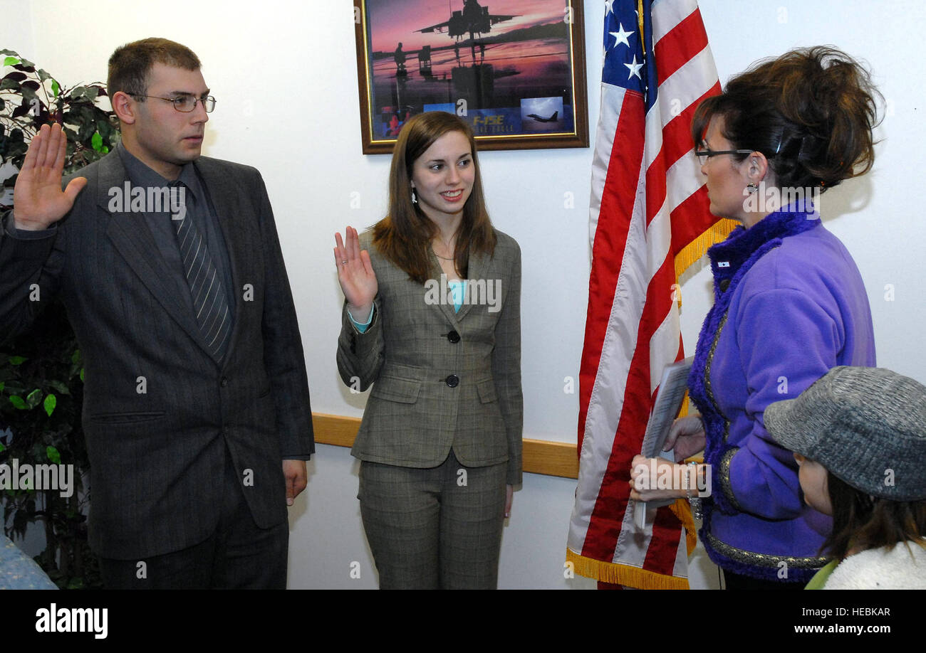 Alaska Governor Sarah Palin, commander-in-chief of the Alaska Air National Guard, administers the military Oath of Enlistment to Justin Lawson and his sister, Jessica Newton, at the opening of the guard's new Valley Recruiting Office Dec. 22, 2008. A joint venture between the Alaska National Guard and the active-duty Air Force, the office is the Guard's first-ever full-time presence in the Mat-Su Valley. Alaska National Guard photo by 2nd Lt. John Callahan. Stock Photo