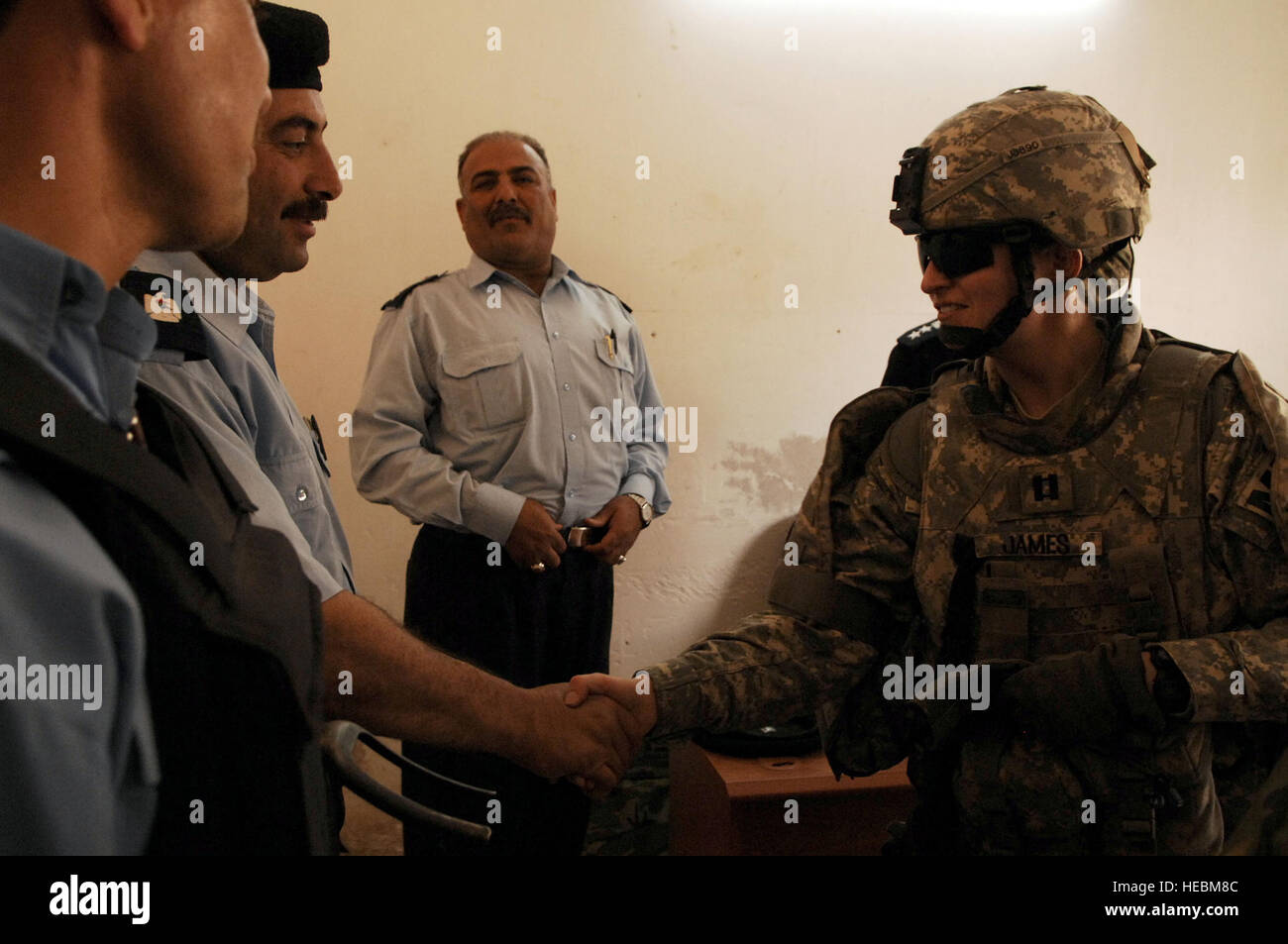 U.S. Army Capt. Norma James, commander of the 411th Military Police Company, 716th Military Police Battalion, 101st Airborne Division, meets with Iraqi police officials at the Abayachi Iraqi police station in the Tarmiya Province of Iraq March 30, 2008. (U.S. Air Force photo by Tech. Sgt. William Greer) (Released) Stock Photo