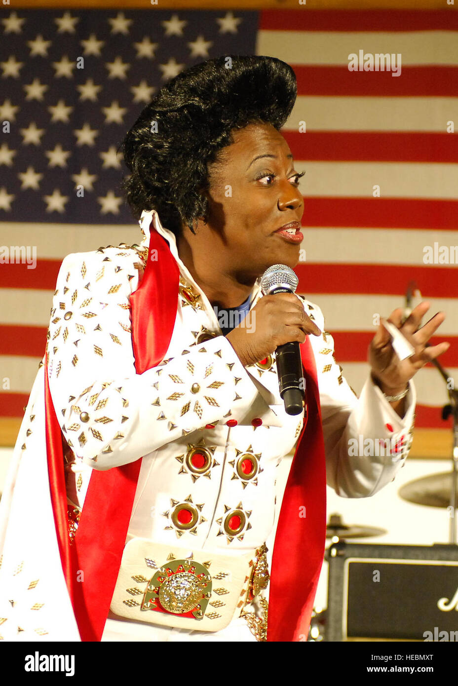 BAGRAM AIRFIELD, Afghanistan -- Sheryl Underwood, a comedian, entertains servicemembers during a United Service Organizations tour Dec. 23, 2009.  Mrs. Underwood and eight other celebrities supported the troops during this USO tour.  Mrs. Underwood hails from Little Rock, Ark.  (U.S. Air Force photo/Senior Airman Felicia Juenke) Stock Photo